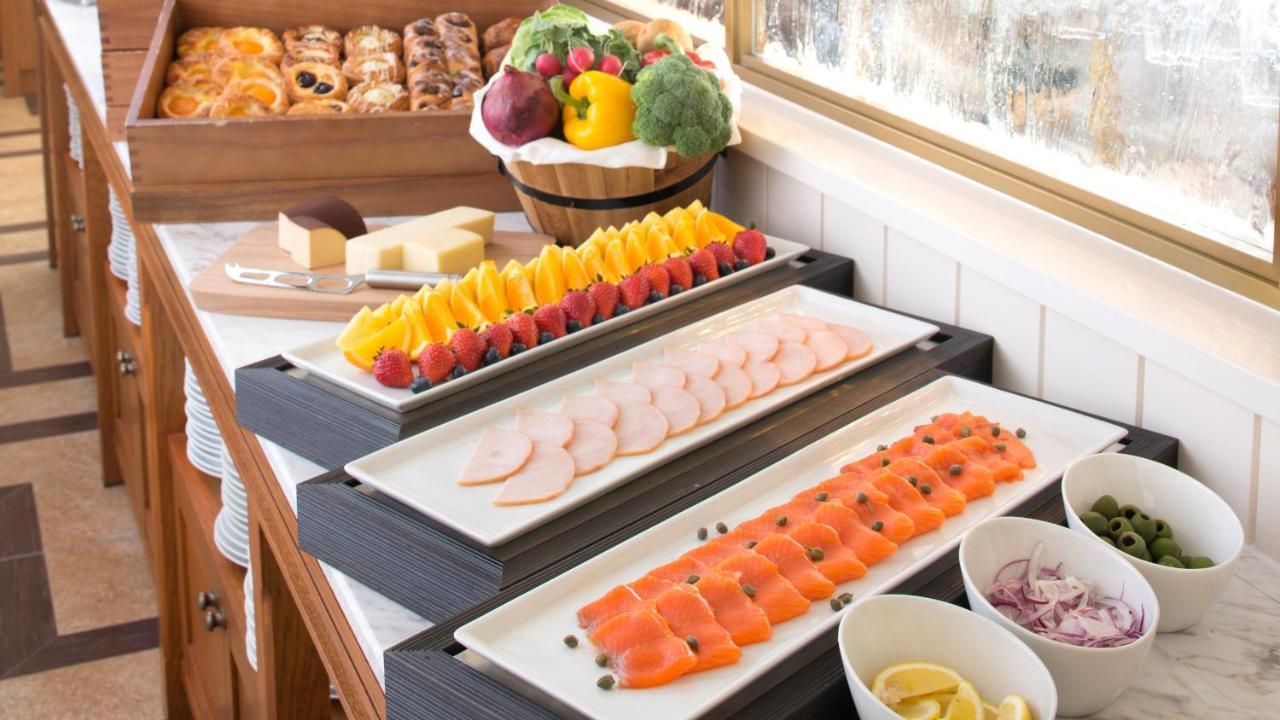 Hotel Intercontinental Yokohama Grand By Ihg Exteriér fotografie A buffet with cold cuts